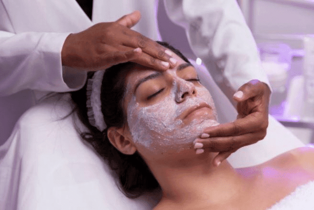 Facial behandeling met massage